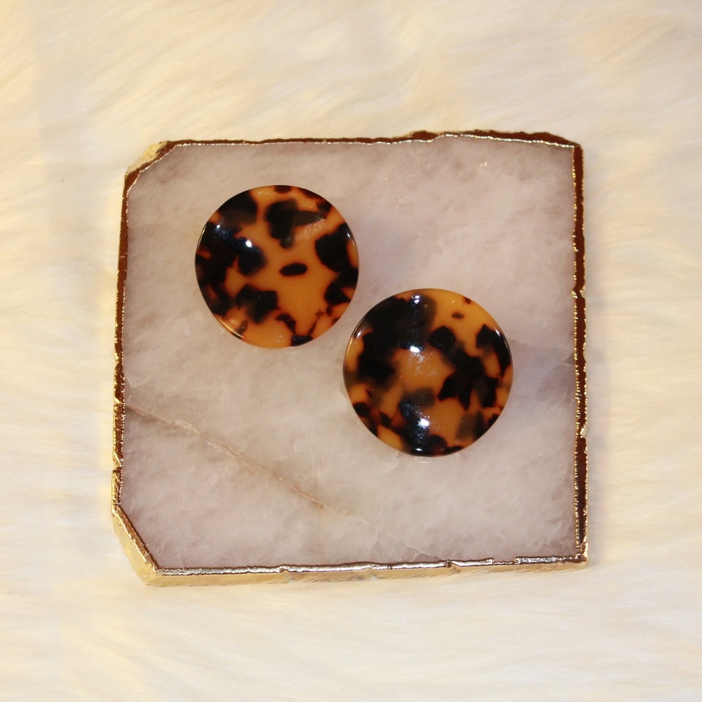 LAST ONE!! Tortoise Shell Disc Earrings - Picture 4 of 8